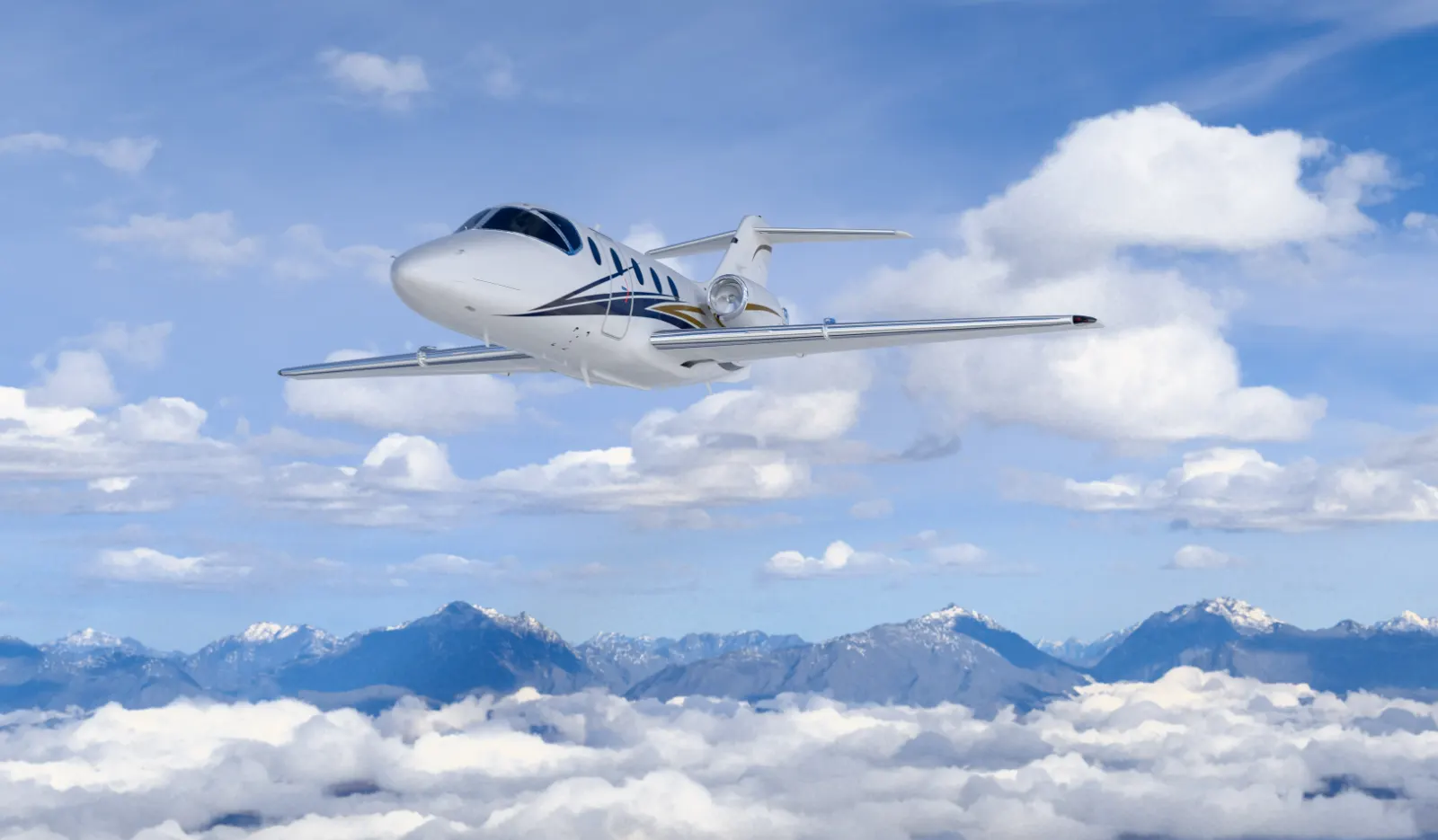 Light jet en vol au-dessus des montagnes enneigées