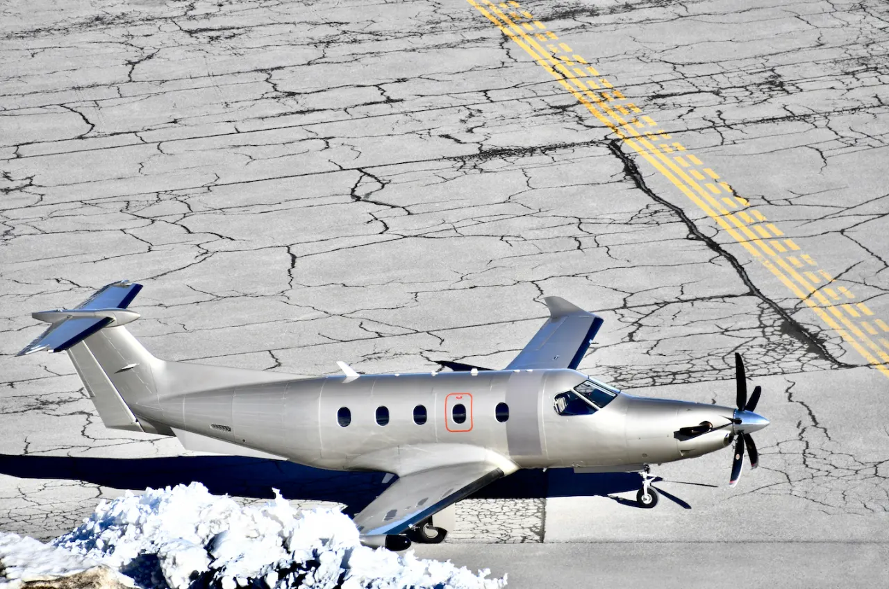 Turbopropulseur Pilatus PC-12 sur le tarmac enneigé de l’altiport de Courchevel