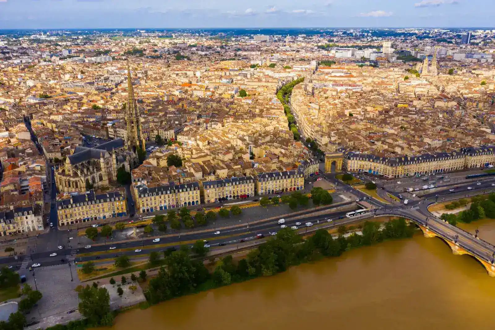 Bordeaux de luxe : la Garonne, la porte Cailhau et la flèche Saint-Michel vues du ciel