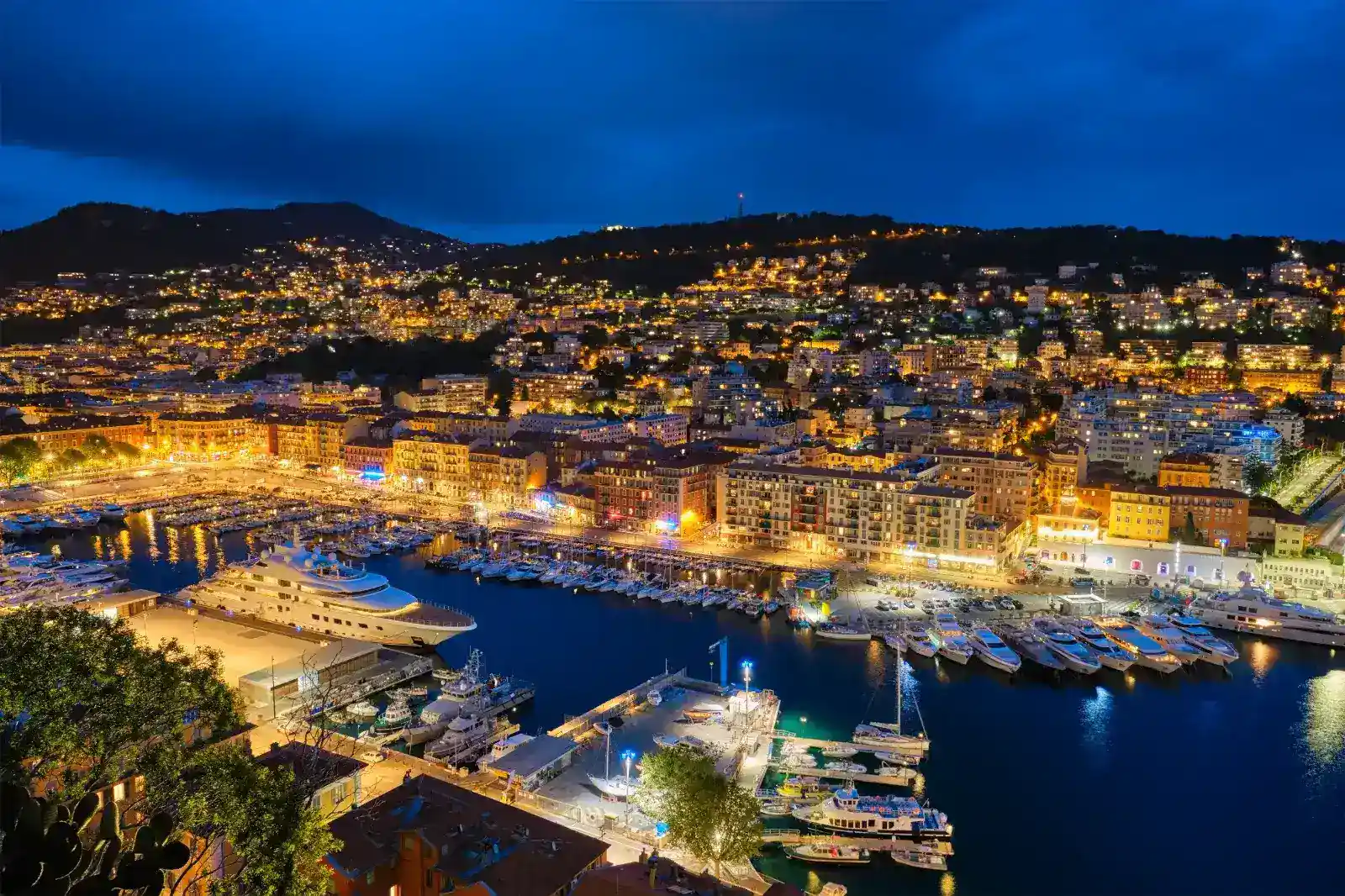 Côte d’Azur de luxe : le port Lympia de Nice et ses yachts illuminés la nuit