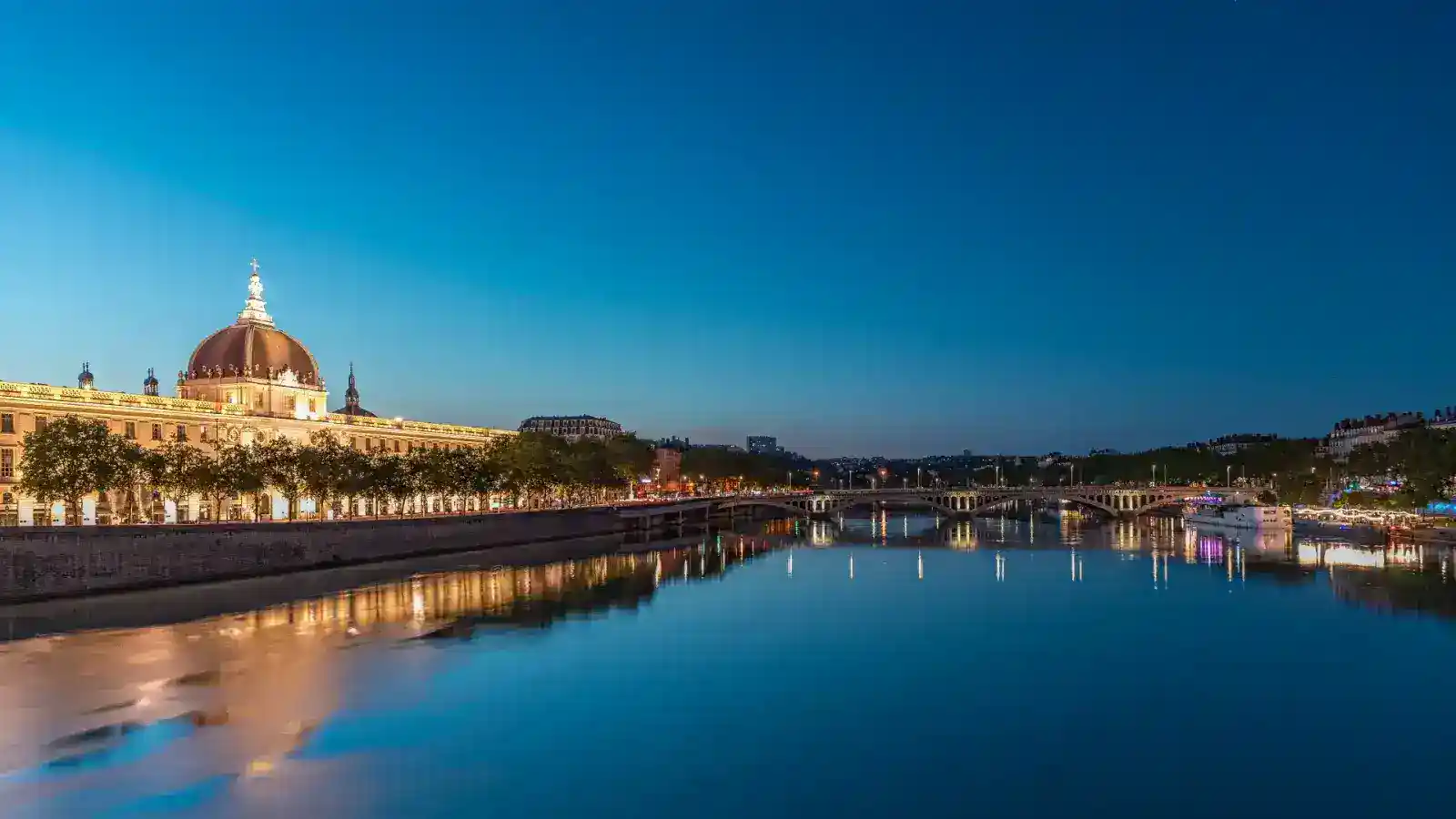 Lyon de luxe : le Grand Hôtel-Dieu illuminé au bord du Rhône à la nuit tombée