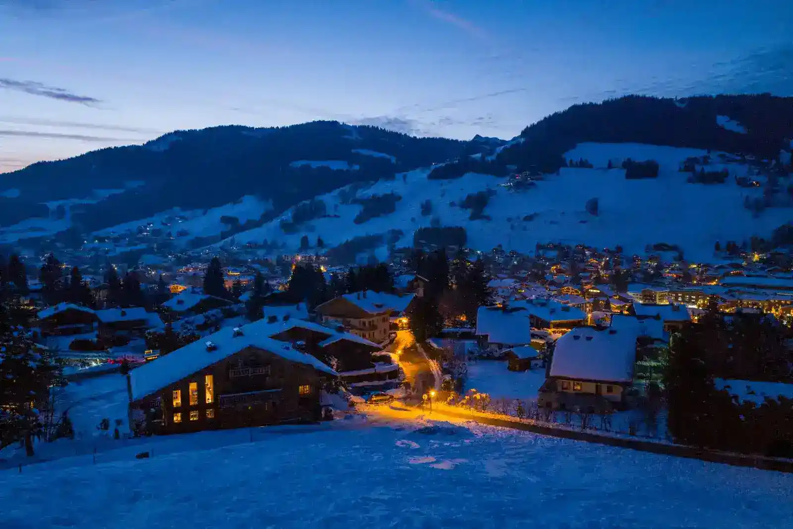 Megève de luxe : le village et ses chalets enneigés illuminés à l’heure bleue