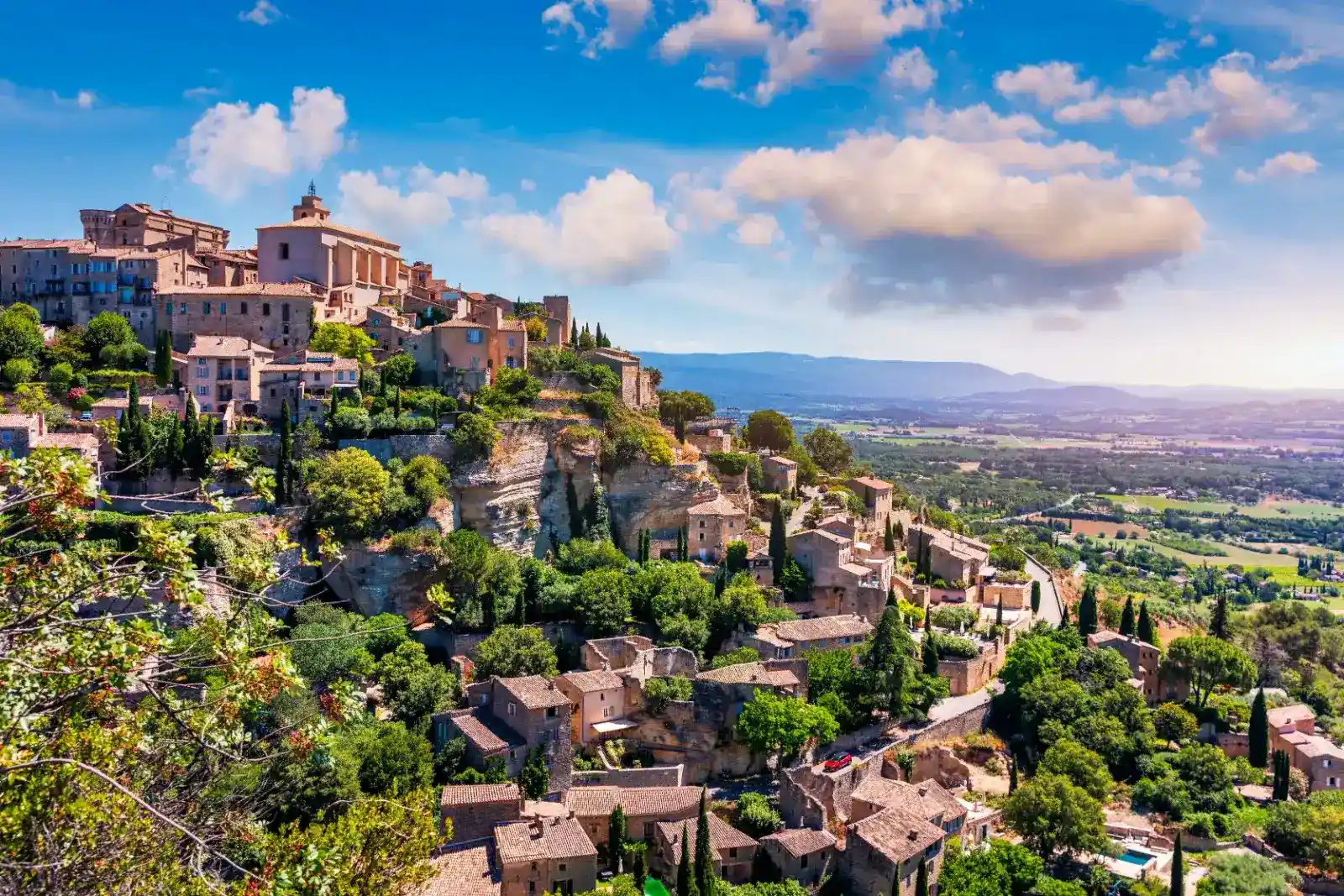 Provence de luxe : le village perché de Gordes face au Luberon