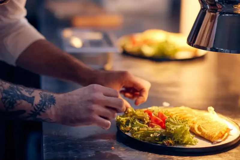 Chef à domicile : dressage d’une assiette gastronomique