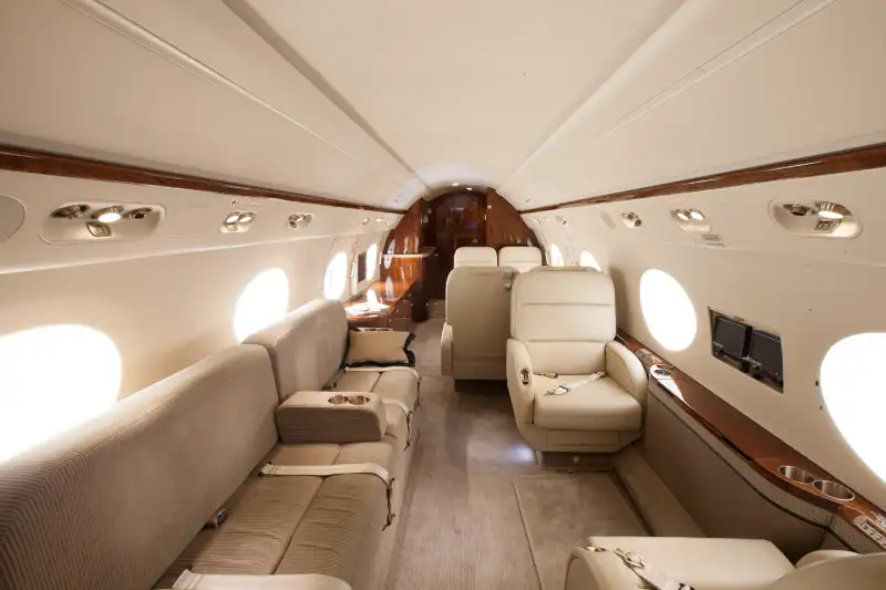 Jet privé : cabine cuir crème et boiseries