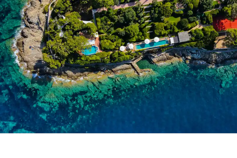 Location de villa de luxe : propriété avec piscines et jardins en bord de mer sur la Côte d’Azur