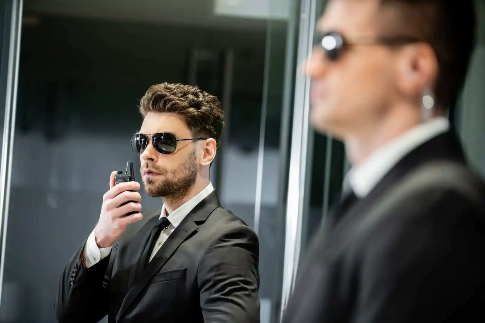 Sécurité privée : agents de protection rapprochée en costume avec talkie-walkie et oreillette