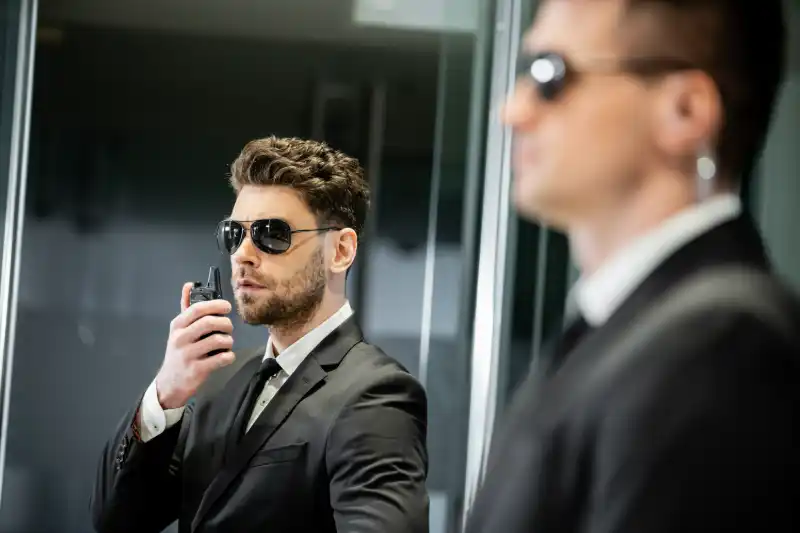 Sécurité privée : agents de protection rapprochée en costume avec talkie-walkie et oreillette