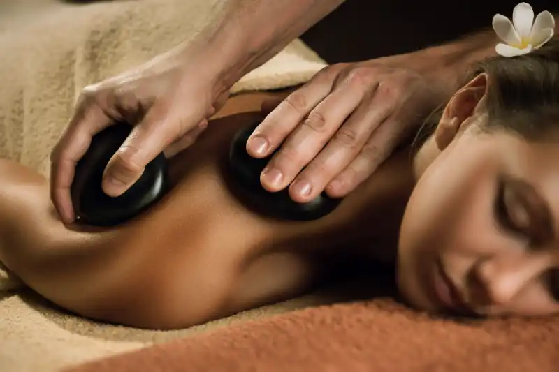 Spa de luxe : massage aux pierres chaudes, soin bien-être à l’hôtel ou à domicile