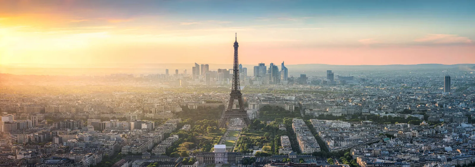 Panorama de Paris au coucher du soleil : la tour Eiffel, le Champ-de-Mars et La Défense