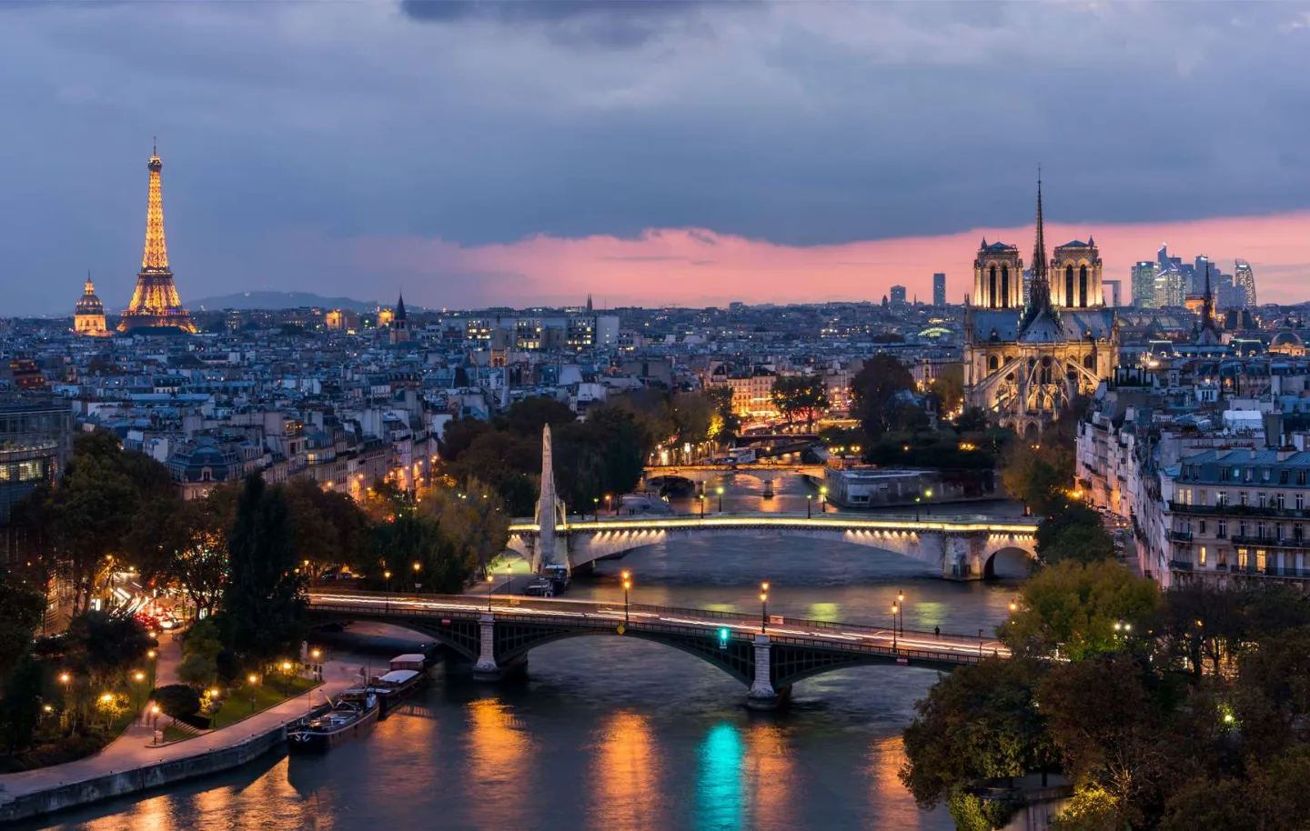 Paris au crépuscule : la Seine, l’île de la Cité, Notre-Dame et la tour Eiffel illuminées